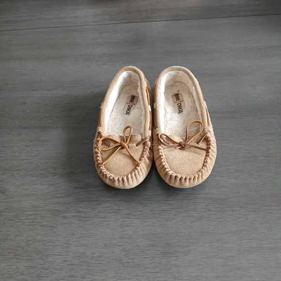 MINNATONKA Cozy Tan Moccasin Slippers like new Women's size 6 nwot - Picture 2 of 6